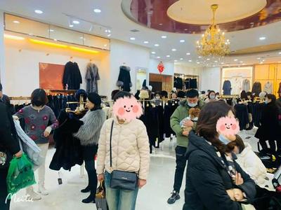 寒潮來(lái)襲，貂皮大衣成消費(fèi)新寵 五星皮革城銷(xiāo)售火熱探訪
